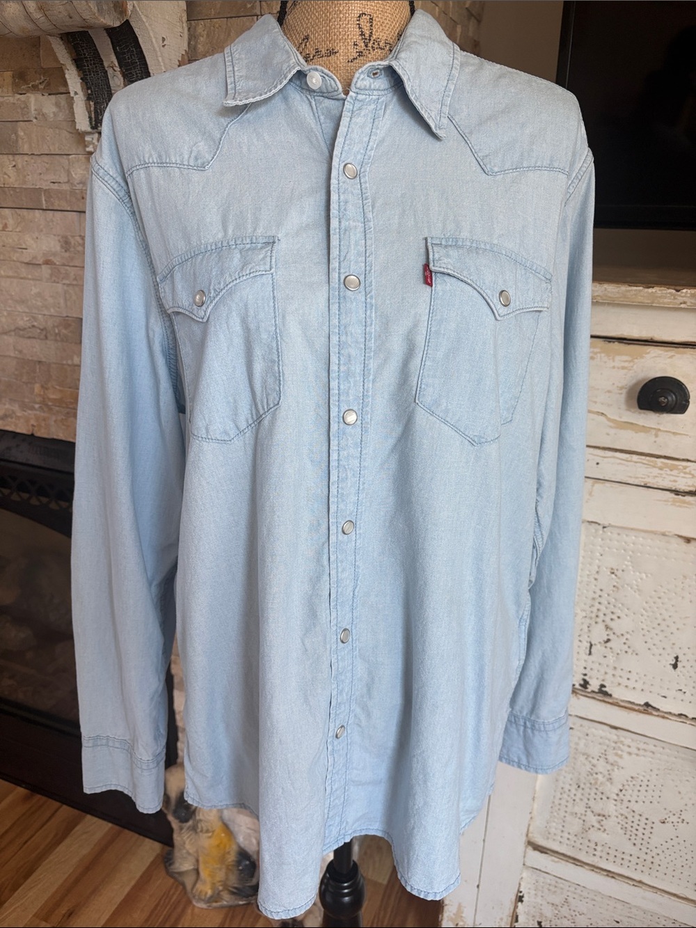 Levis western standard denim button down shirt point yoke curve hem snap pocket